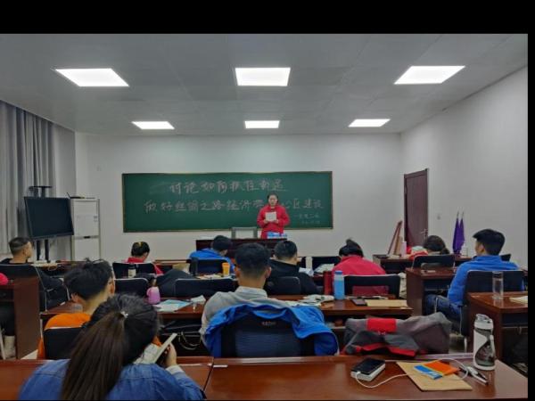 与培训班学员交流讨论